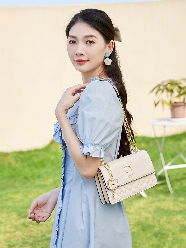Túi đeo chéo nữ da thật dáng vuông nhỏ đường may thêu chần bông dây xích — Màu trắng be