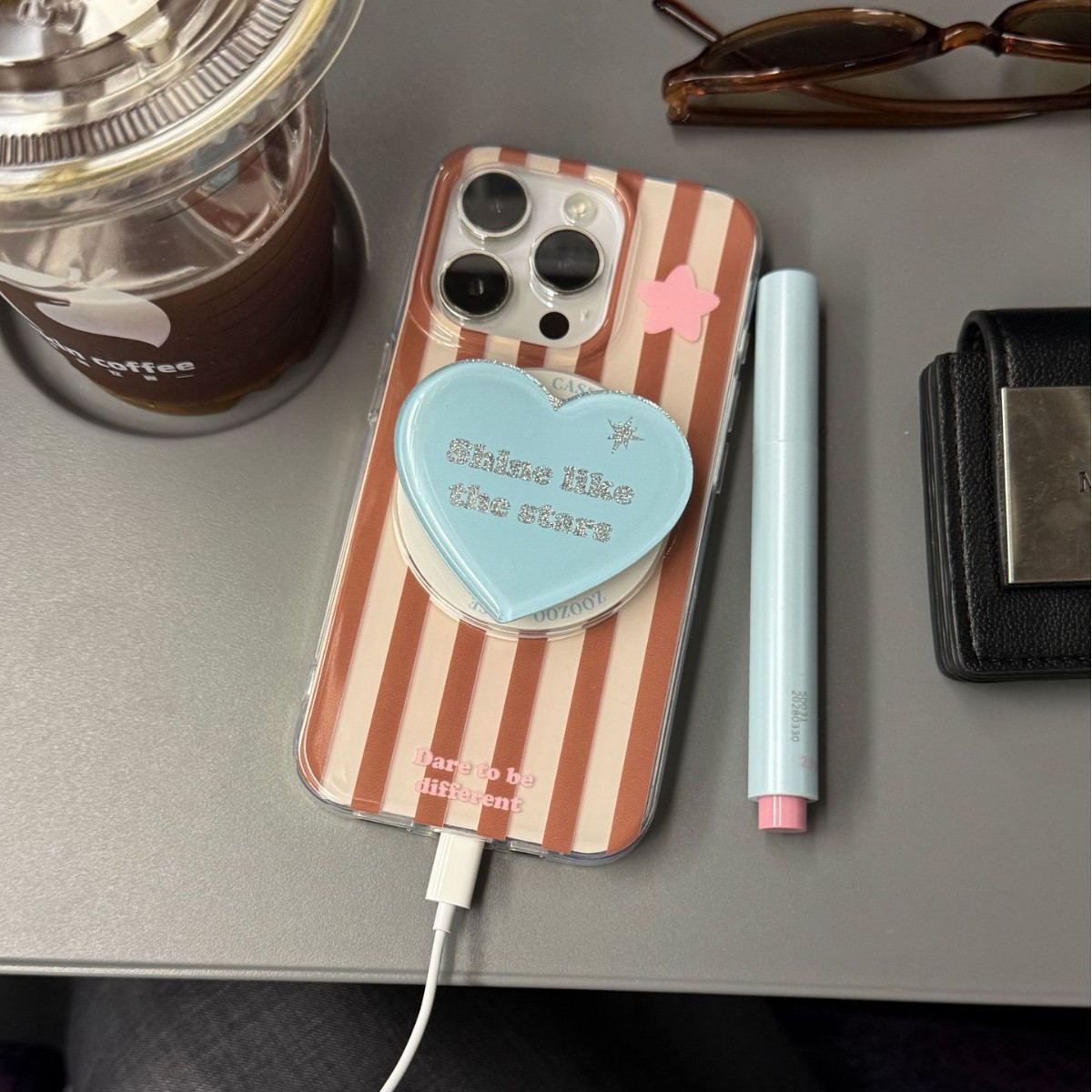 Sencillo a rayas marrón a rayas verticales brillo amor para iPhone16 funda para teléfono móvil 15ProMax pareja 14/13