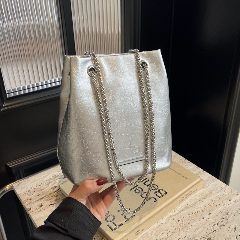 Bolso de cubo de textura transfronteriza 2025 verano nuevo bolso femenino bolso de hombro simple con explosión bolso de mensajero de cadena de moda