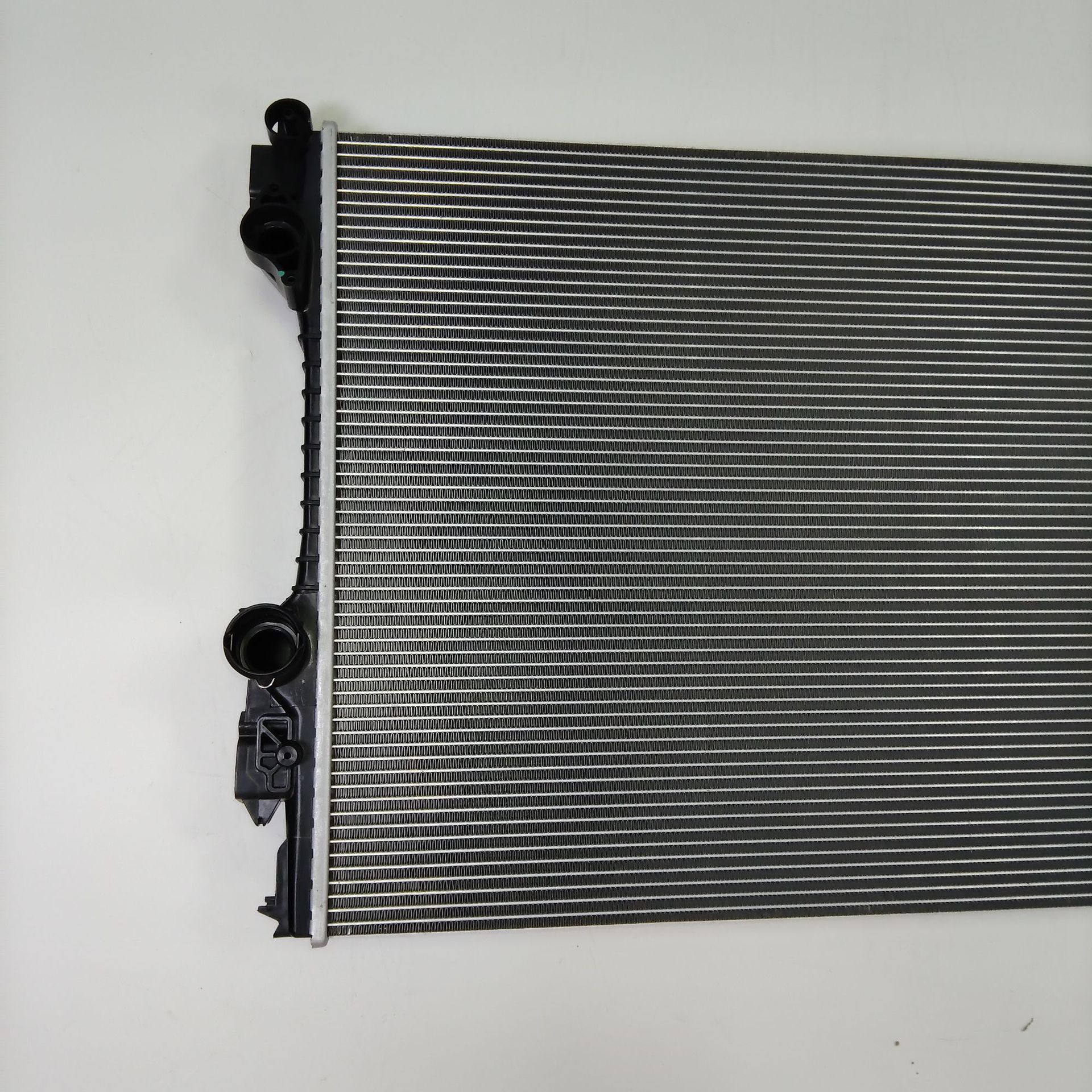 Suitable for 2010-2016 Porsche Panamera Radiator Water Tank Model 97010613103