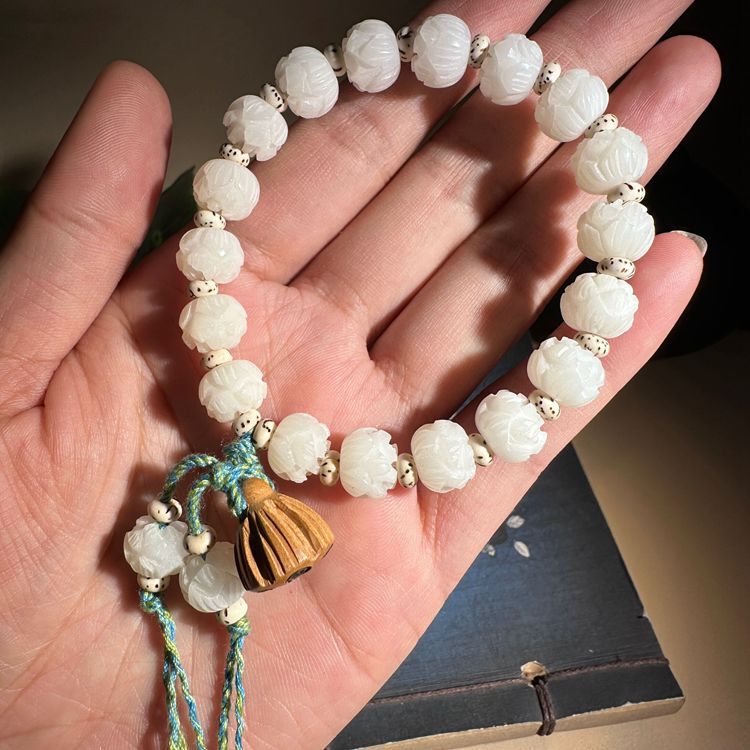 Factory wholesale Lotus beads White Jade Bodhi bracelet Buddha beads female hand-held rosary safe good luck bracelet star Moon Factory wholesale Lotus beads White Jade Bodhi bracelet Buddha beads female hand-held rosary safe good luck bracelet star Moon