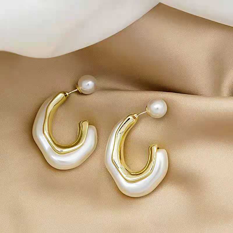 Design fashionable earrings from pearl