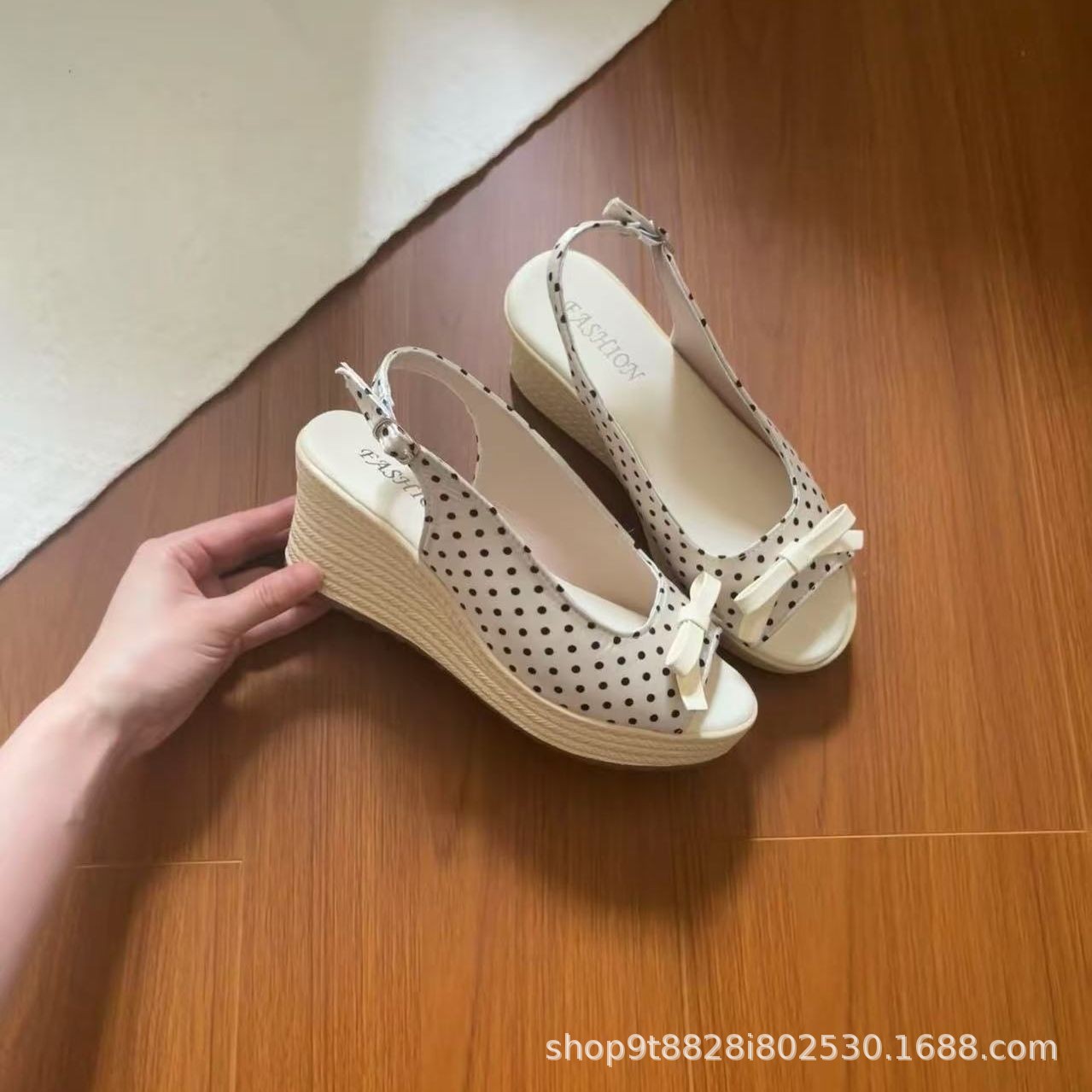 Punto de ondas pequeñas sandalias de talón de pez pente 2026 verano nuevo estilo de tacones altos con suela gruesa casual francesa romana diaria