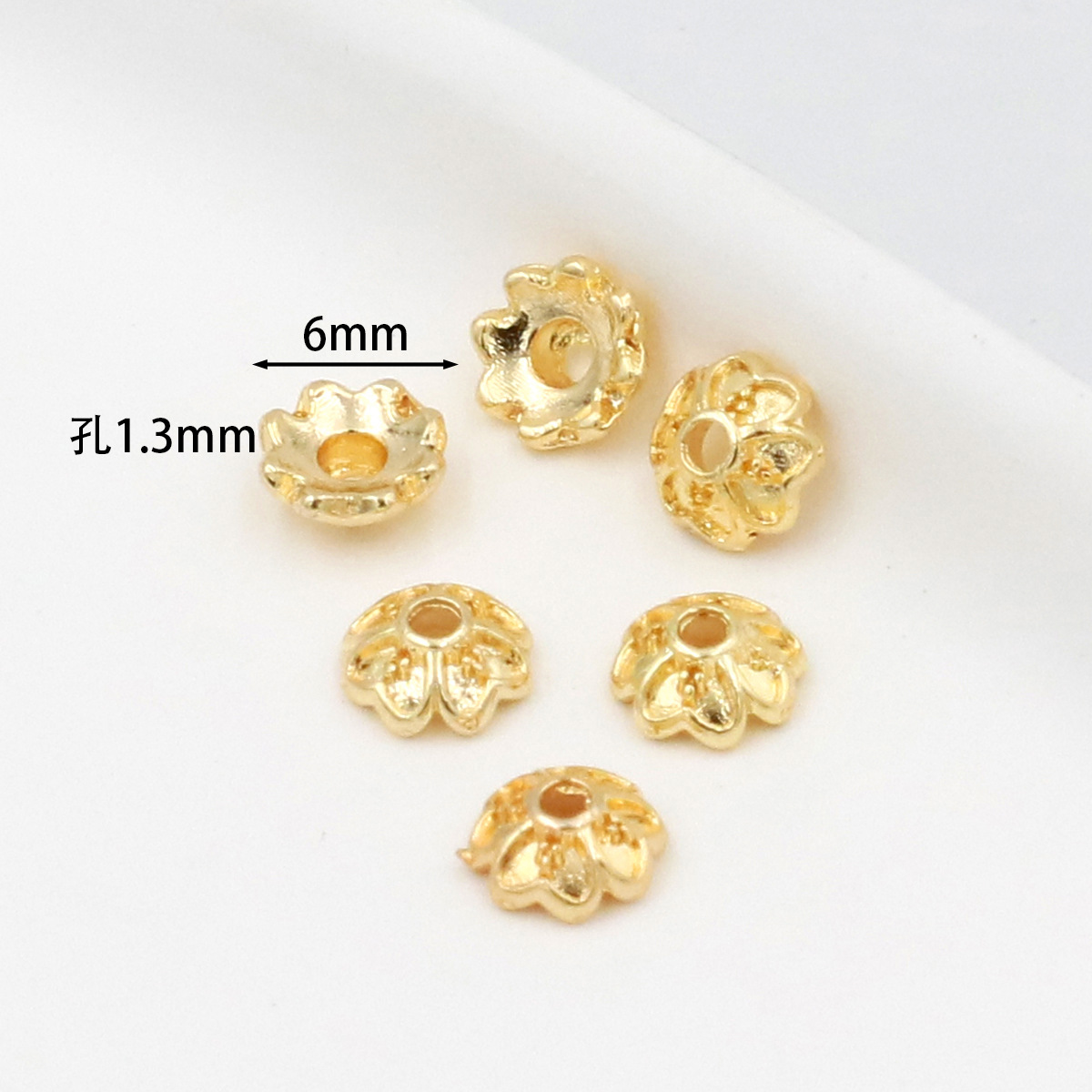 Suministro directo de fábrica 18 quilates de flores huecas de oro real, protección del color de oro DIY, tapas de flores con cuentas hechas a mano, accesorios con cuentas C16