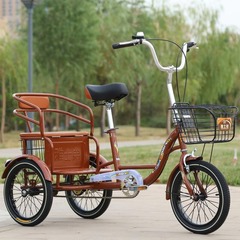 国境を越えたヨーロッパの新型人力三輪車自転車の中で高齢者が自転車を代行しています。