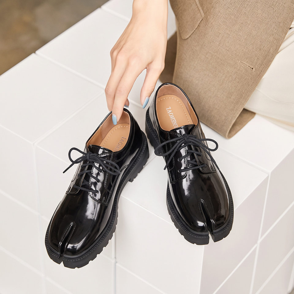 Giày Derby nữ mũi tròn chia ngón, quai ngang, đế dày tăng chiều cao gót 3–6 cm — đen