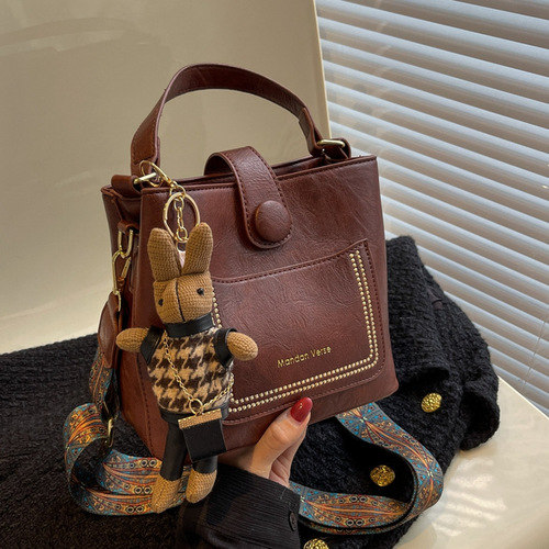 Niche design fashion retro all-match commuting one-shoulder crossbody bag for women 2024 new high-end texture bucket bag