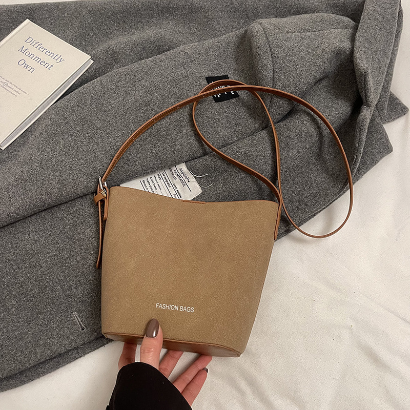 Bolsa de mano de seda retro esmerizada de alta calidad para mujeres 2025, nuevo bolso de balde de primavera simple y versátil.