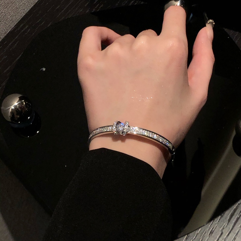 欧米のクロスボーダーにジルコンを入れて、ブレスレットを開けます。