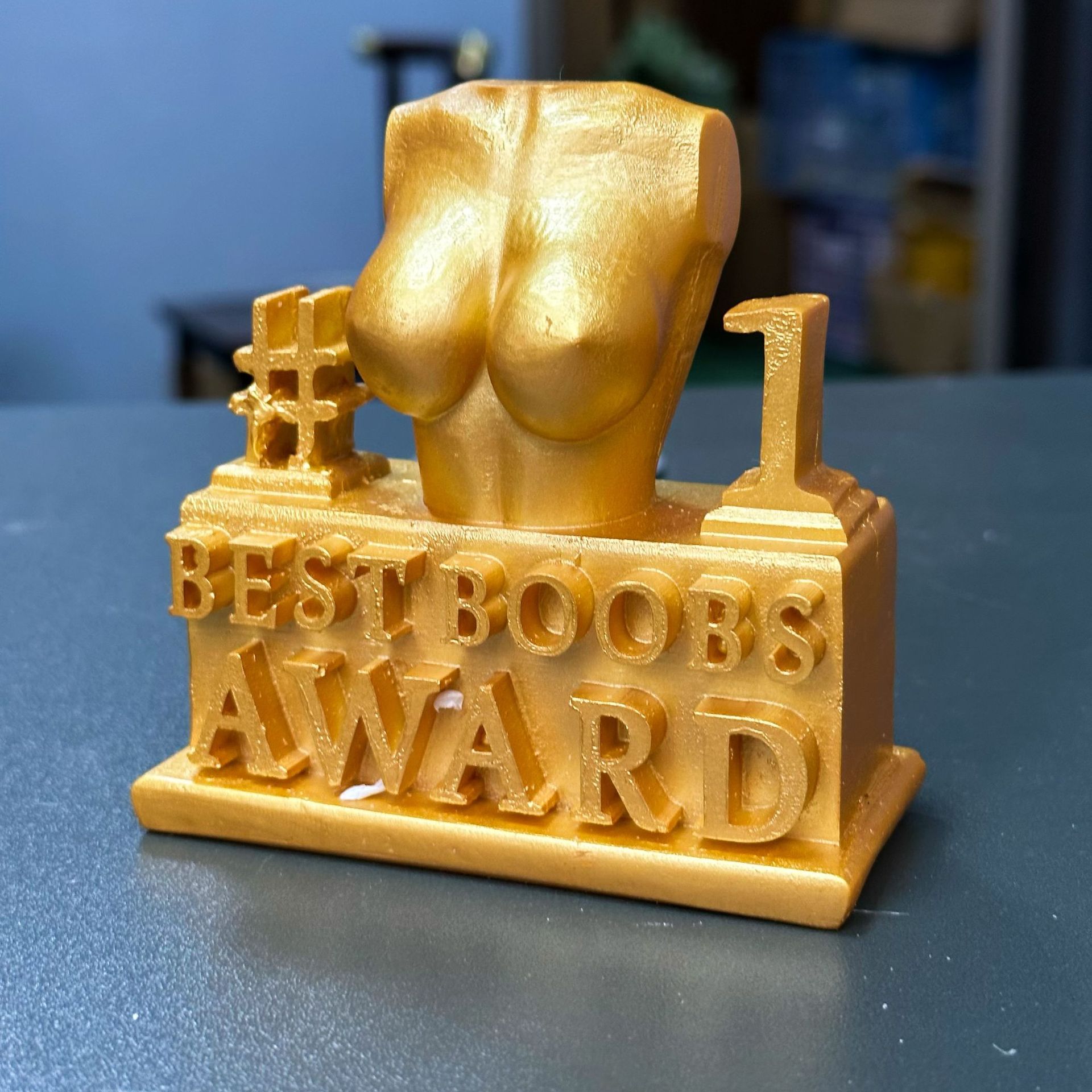 Trofeo Decorativo Creativo de Oro en Resina para Premiación