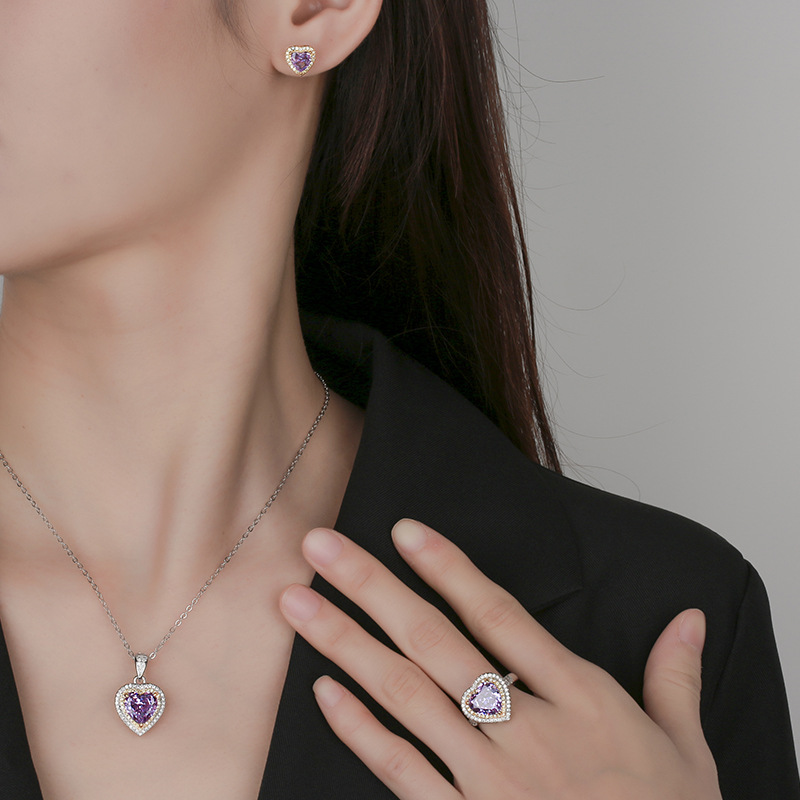 Otoño e invierno nuevo estilo Zhuang Shengsheng joyería con alto contenido de carbono diamante flor de hielo corte diamante púrpura cobre con incrustaciones de corazón juego 10*10-6*6