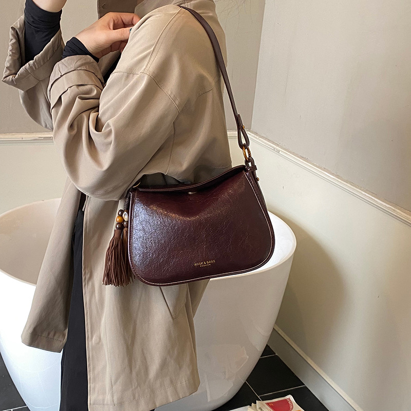 Retro 2025 invierno nuevo estilo de alta sensación de moda bolso de hombro de moda bolso pequeño de tendencia de mujer de viaje versátil bolso de mochila