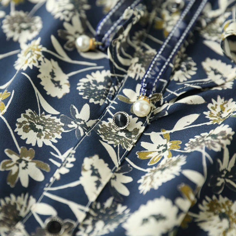 Летняя новинка 2025 года, иностранный стиль, цветочная короткая рубашка из шелка тутового дерева, свободного кроя, элегантная, с круглым вырезом.