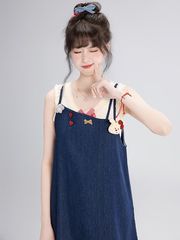 夏の甘いリゾート風の蝶結びの愛のボタンのサスペンダーのスカートの女性の雰囲気感のスカート