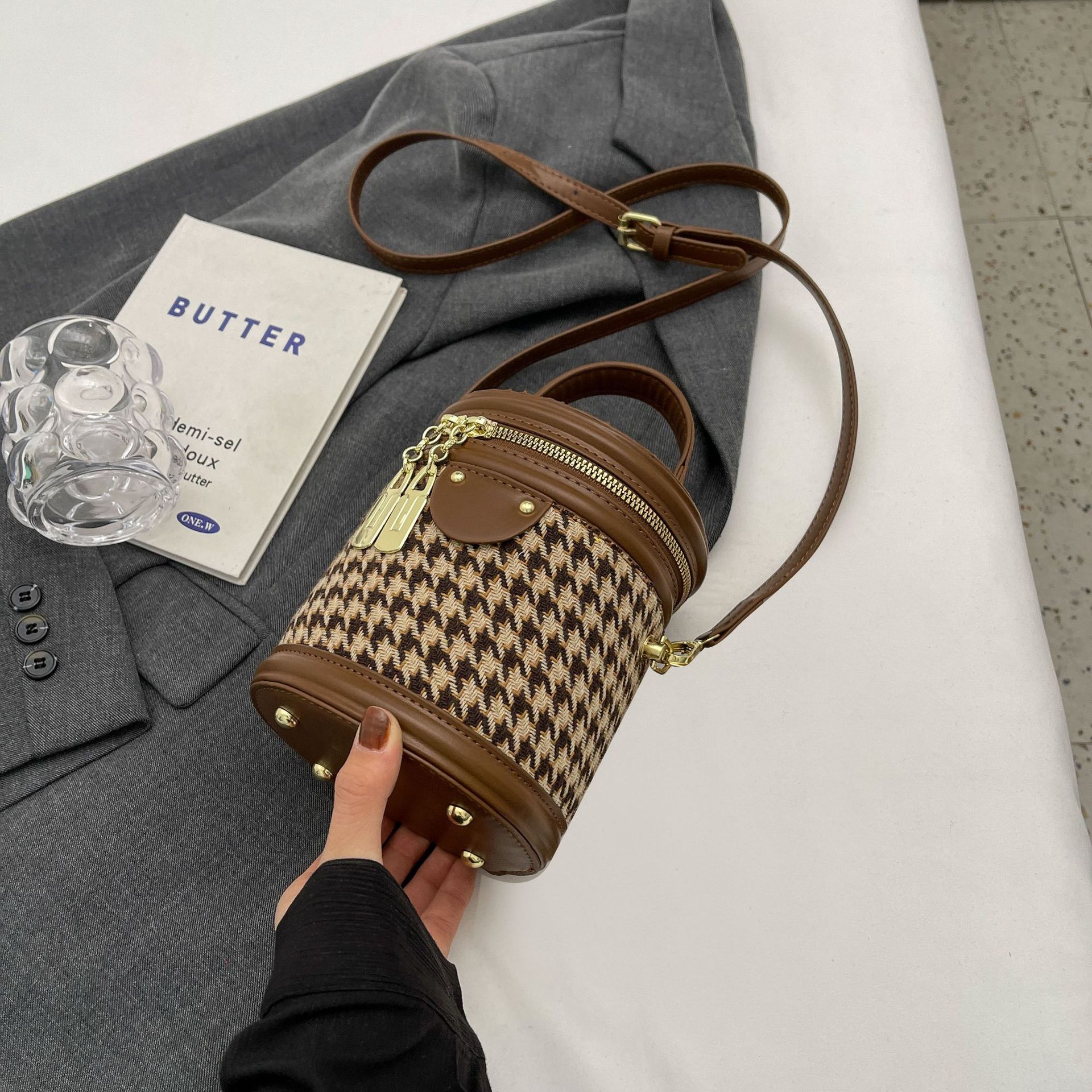 Bolsa de nicho de alto grado 2023 nueva bolsa de mujer bolsa de mensajero de pata de gallo popular bolsa de cubo portátil