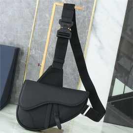 D奥25新款男士粒面牛皮翻盖开合牛皮革斜挎马鞍包胸包图片实拍