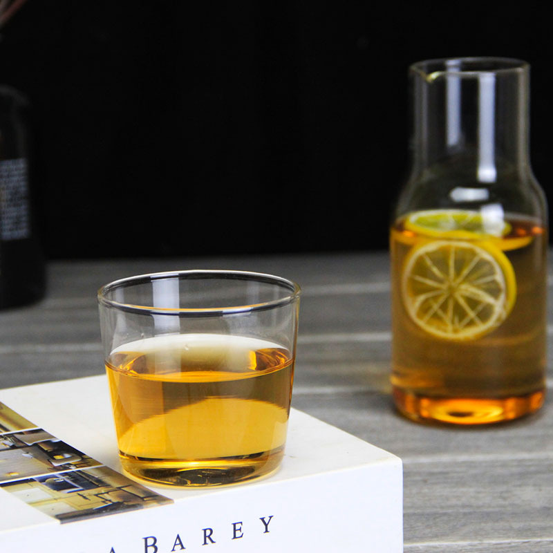 Una persona bebiendo tetera de vidrio una olla una pequeña capacidad traje de vidrio creativo botella de agua fría botella de vidrio transparente