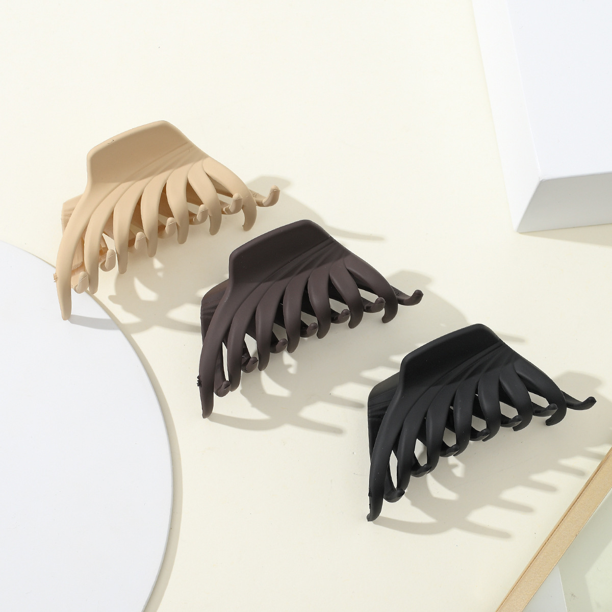 Women's Simple Style Geometric Plastic Stoving Varnish Hair Claws display picture 5