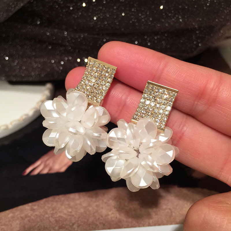 Fashion Diamond Resin White Flower Earrings display picture 8