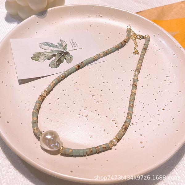 Design retro necklace from pearl