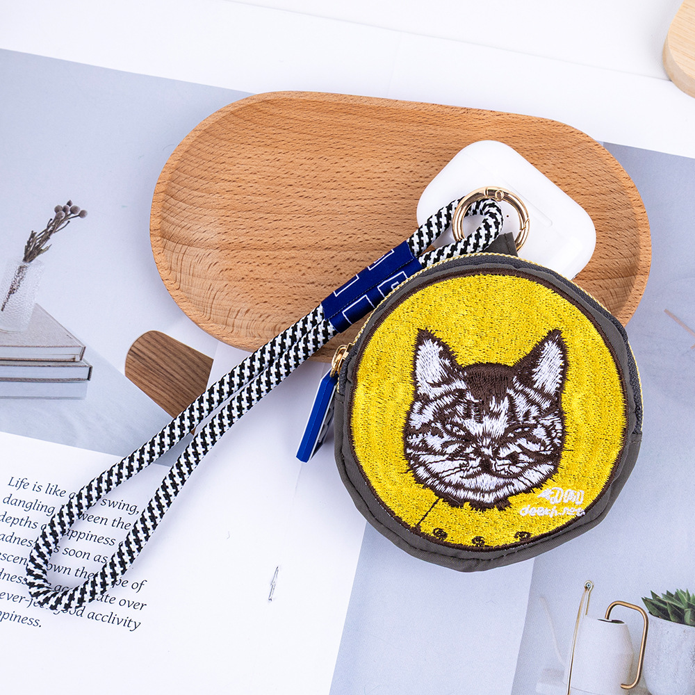 夏の新しい刺繍入りコインポータブル小型バッグ多用途カジュアルデイリー防水収納キーヘッドフォンハンドバッグ
