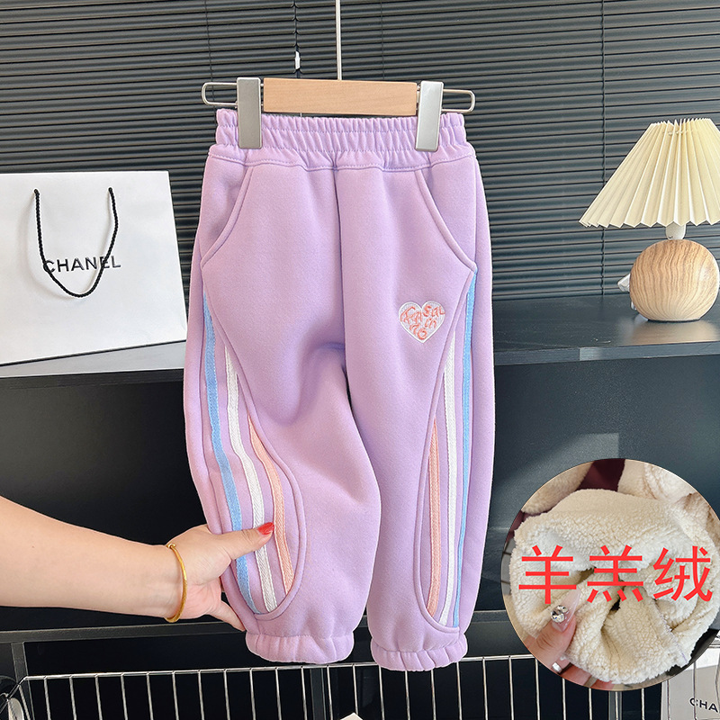 子供用のベルベットのズボンの厚いズボンのカジュアルなスポーツモデルは、ゆるい赤ちゃんのベルベットのズボンを着て、子供の冬のズボンが湿っています|undefined