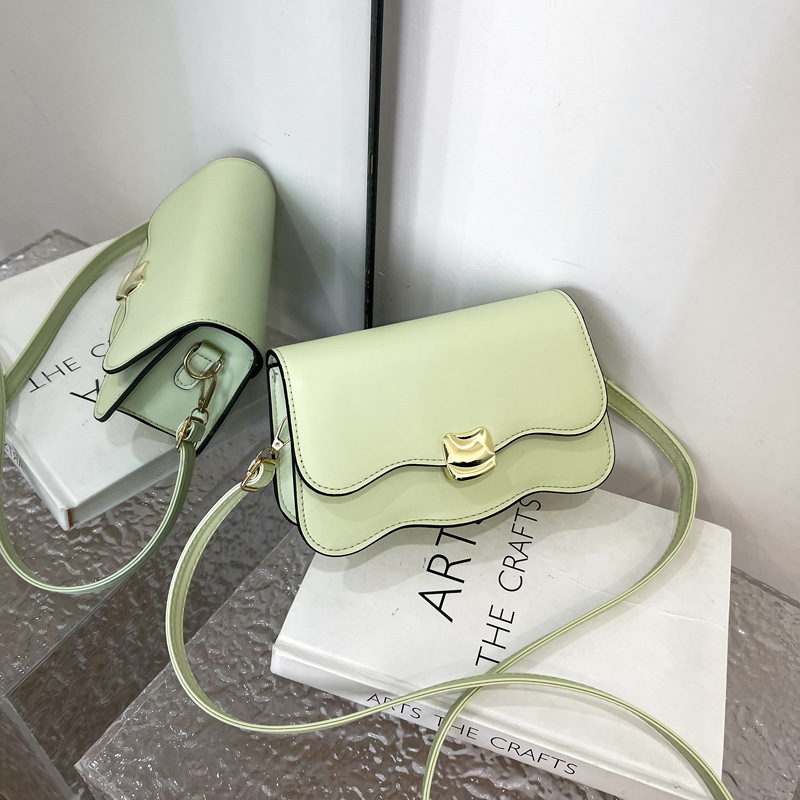 Sac messager à une épaule sous les bras pour femmes, sac messager populaire de cette année, nouveau sac de couleur unie avec texture haut de gamme, design de niche, automne 2023_voghion.com