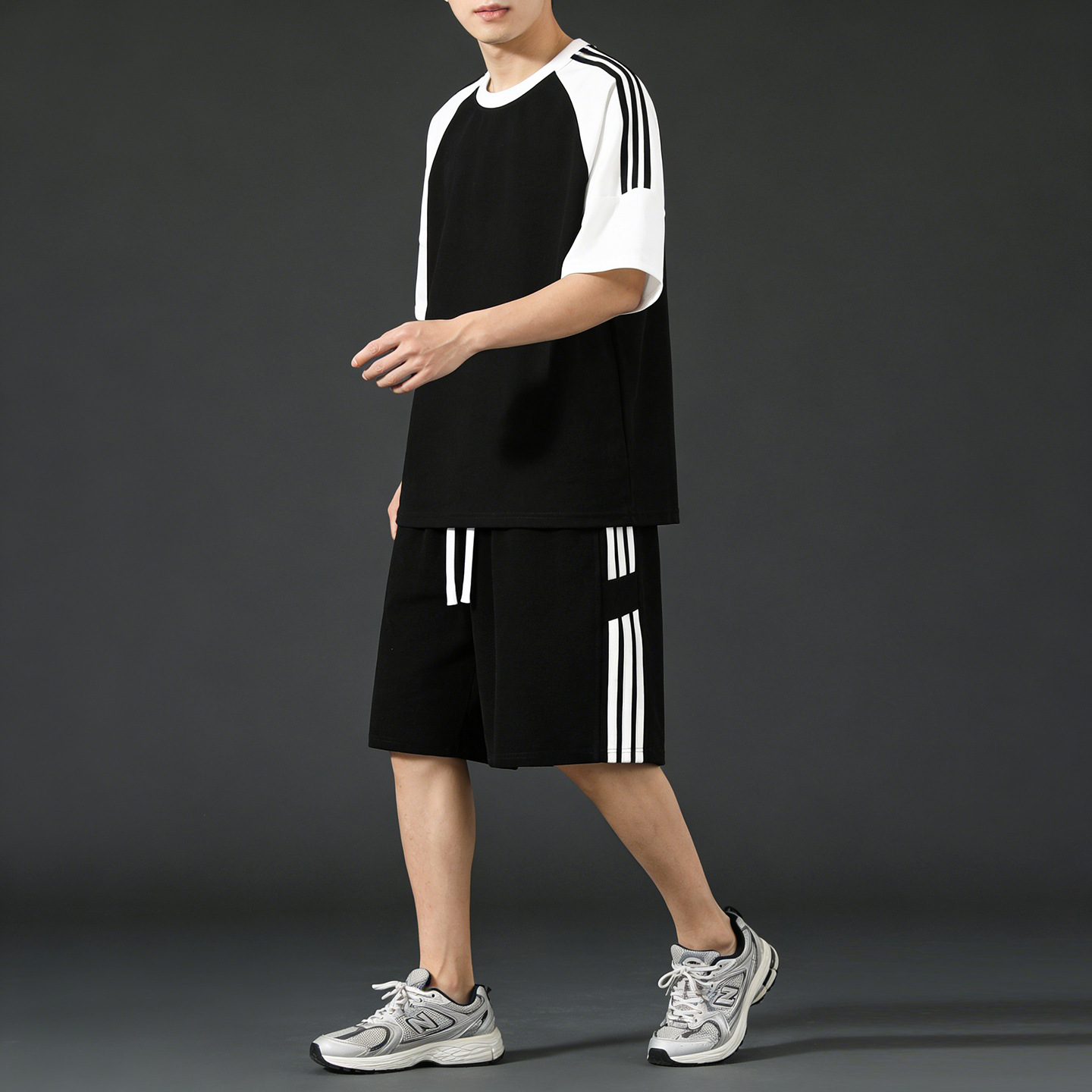 Trajes deportivos casuales para hombres de verano, camisetas de manga corta de tres barras, pantalones cortos de moda para hombres con un guapo traje de tamaño grande. image 7
