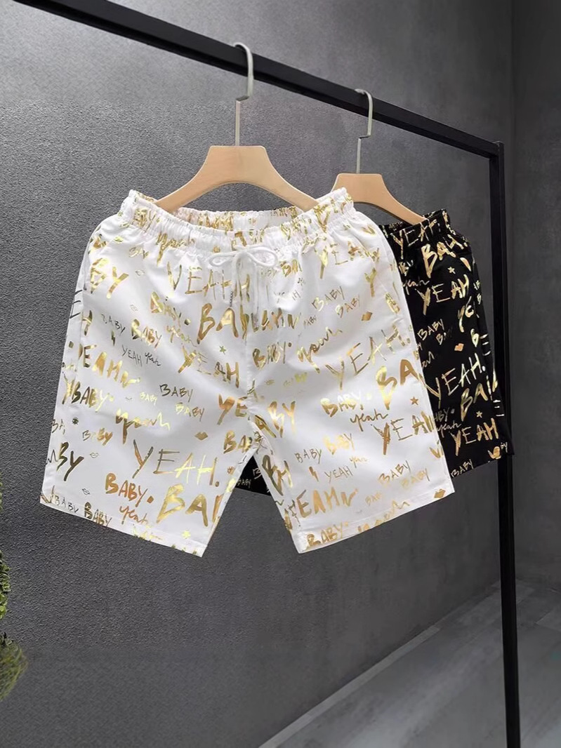 Pantalones cortos de impresión dorada populares para hombres de verano delgados pantalones de cinco puntos para hombres fuera de casa para usar pantalones de playa pantalones de pantalones de pantalones de gran tamaño