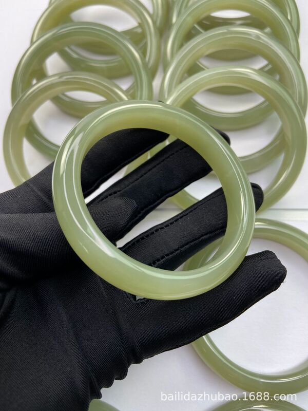 Hetian jade Qinghai material bracelet material is delicate and density is good no Miscellaneous crack no black dots color beautiful water head full of ice