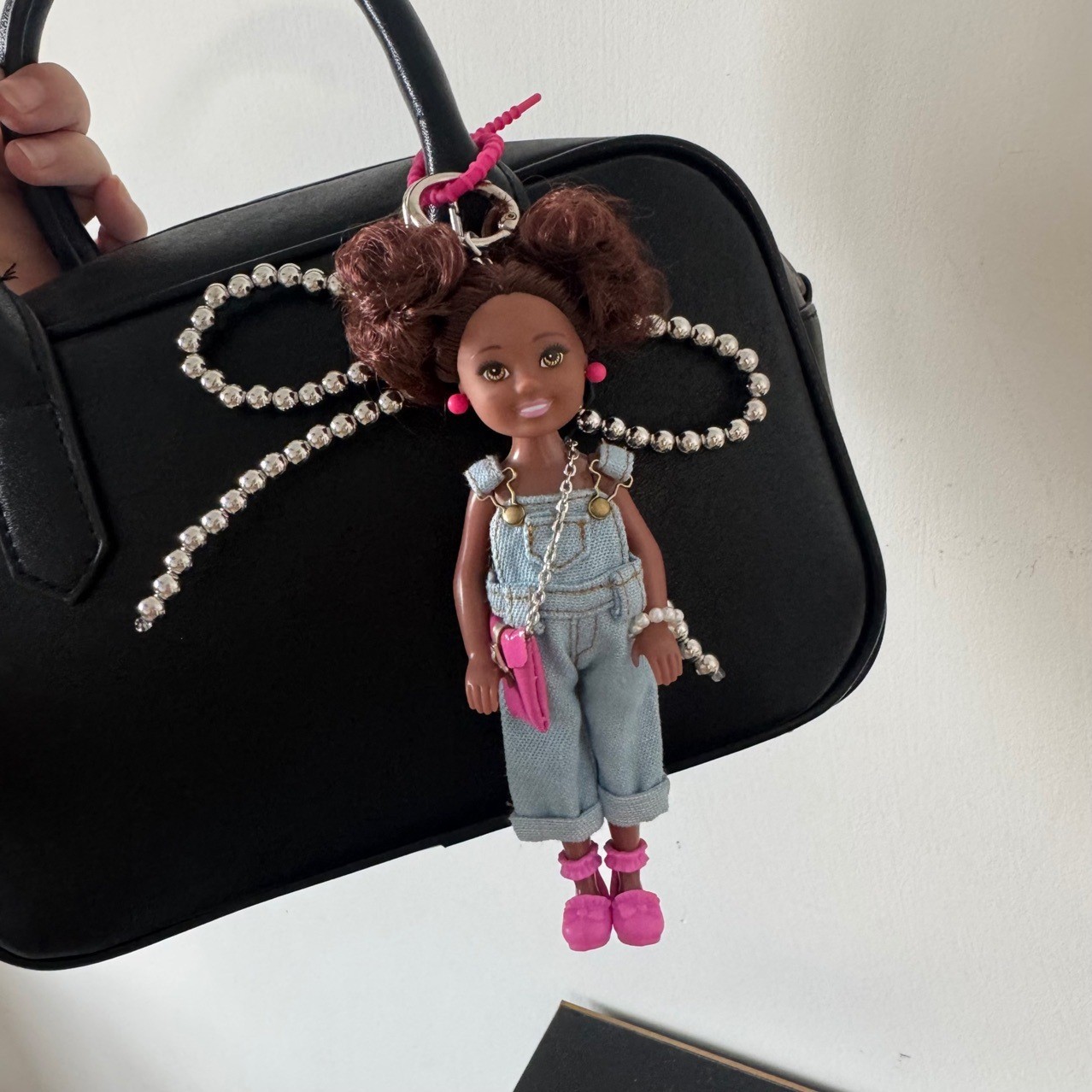 로즈 핑크 신발과 밝은 색상의 작업복 아기