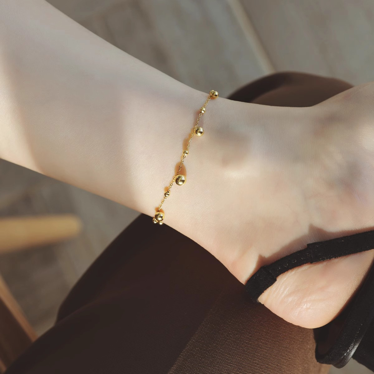 Coreano simple nicho exquisito pequeño oro bola tobillar mujer ins temperamento retro versátil pie accesorios de acero de titanio chapado en oro