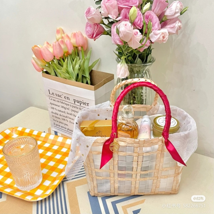 756g Weight Open Closure Type Double Handle Strap Type Handbag Bags Type Holiday, Travel Occasion PVC Material Plaid Pattern All Seasons Season Women's Gender Cute, Vacation Style Square Shape Large Size Women's Cute Vacation Plaid PVC Shopping Bags 5