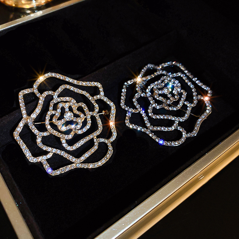 Dulce luz estilo de lujo diamante incrustado hueco flor broche nicho francés de alto grado temperamento suéter pin ramillete para las mujeres