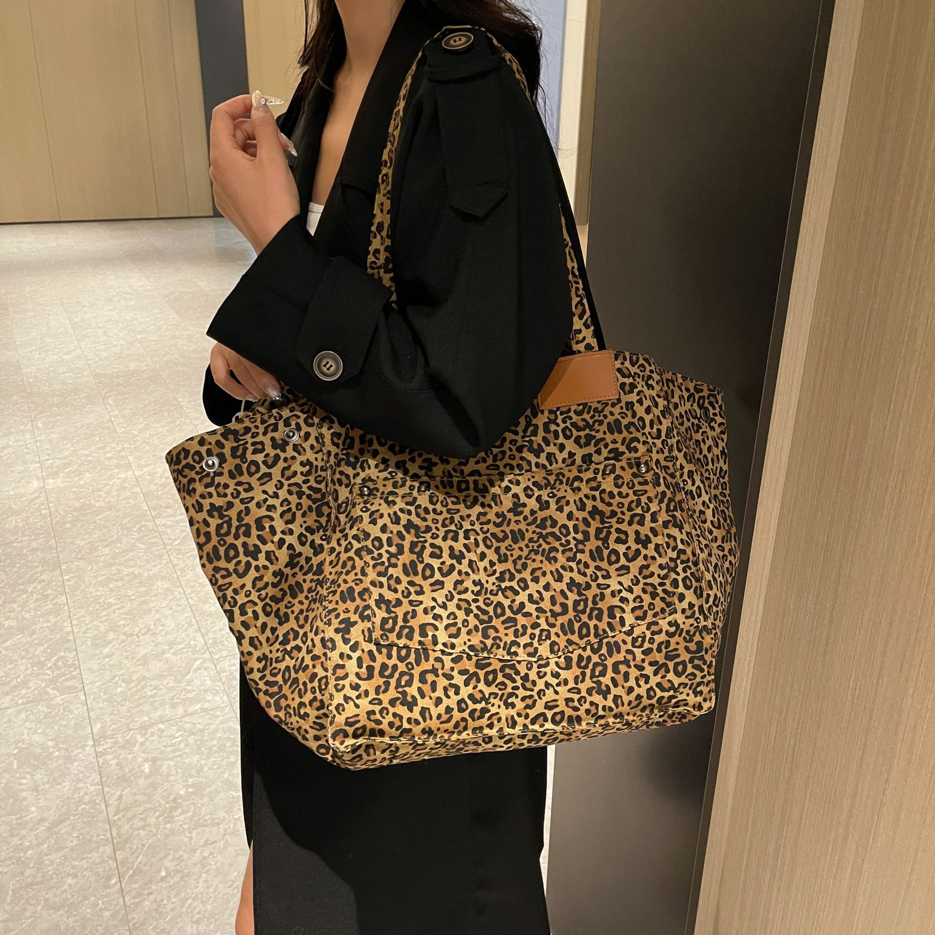 Bolso de gran capacidad yangqi bolso de cercanías de cara suave bolso especial 2024 leopardo nuevo bolso de mujer popular bolso de hombro otoño e invierno