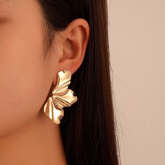 欧米のレトロな誇張の金色の花のピアスのシンプルな気質の不規則な花びらのイヤリングの合金のイヤリングの女性