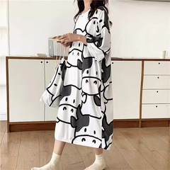 夏の女性の寝ているスカートの半袖の乳牛の大きいサイズの薄いタイプのパジャマの女性の夏の妊婦のゆったりしているかわいい部屋の服の中で長いタイプです。