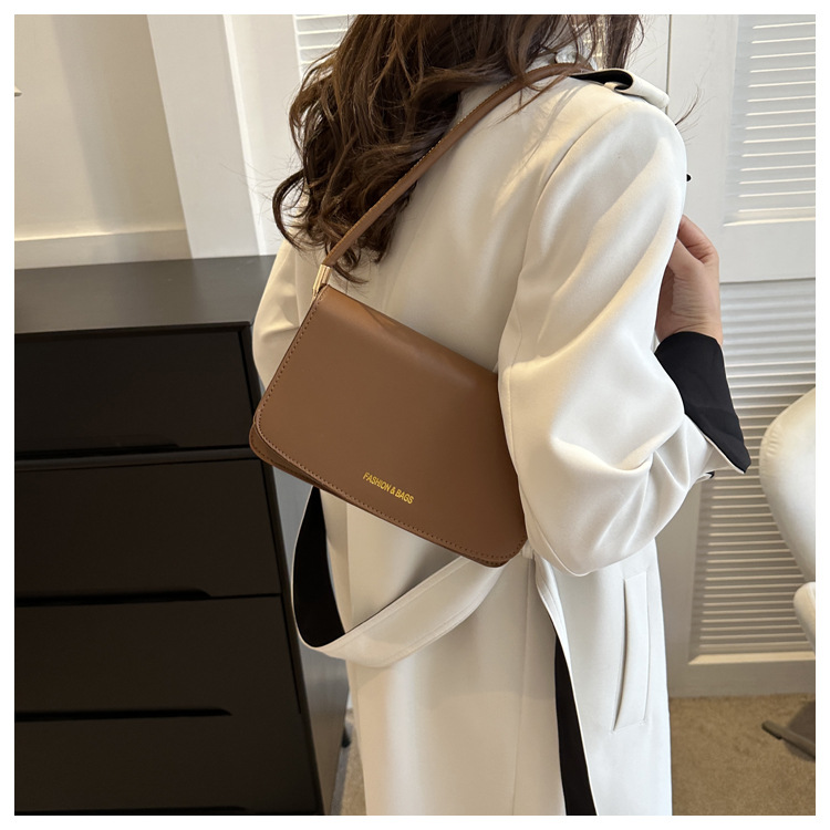 Texture simple et à la mode petit sac carré 2024 nouveau sac à bandoulière polyvalent de banlieue version coréenne sac à aisselles design de niche à la mode_voghion.com