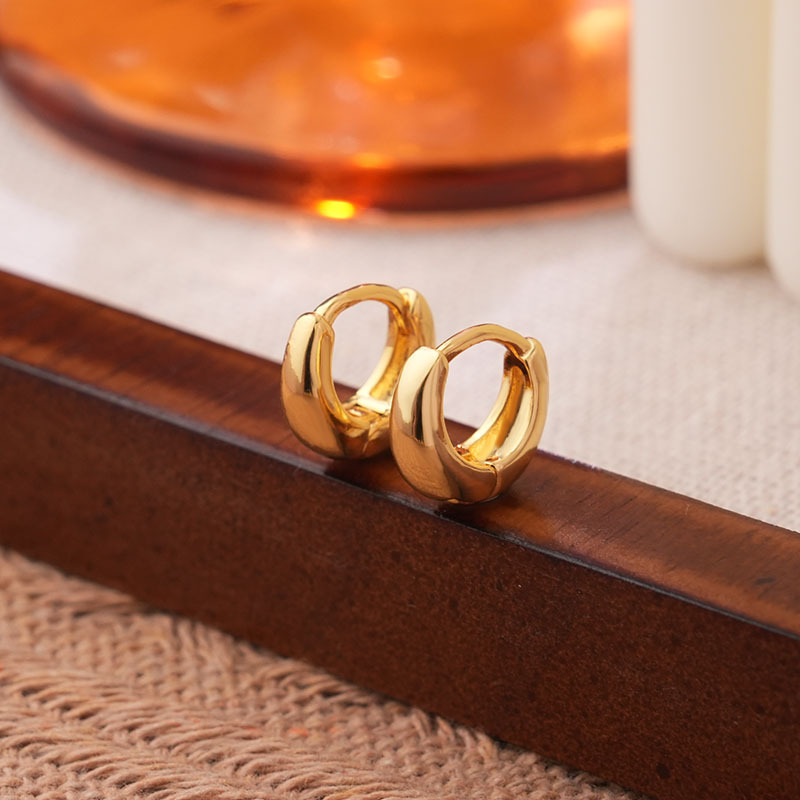 Temperamento coreano nicho 925 pendientes de plata simple personalidad femenina simple brillante joyería de viento frío al por mayor