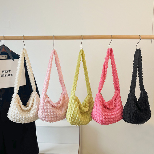This year's popular fashion minimalist temperament commuting pleated cloud bag for women 2024 single shoulder armpit bag hand-held bucket bag
