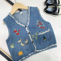 女の子のデニムのベストの刺繍の秋のタイプ2025春秋は女の子の肩の赤ちゃんの洋風のベストのコートのファッションを詰めます。