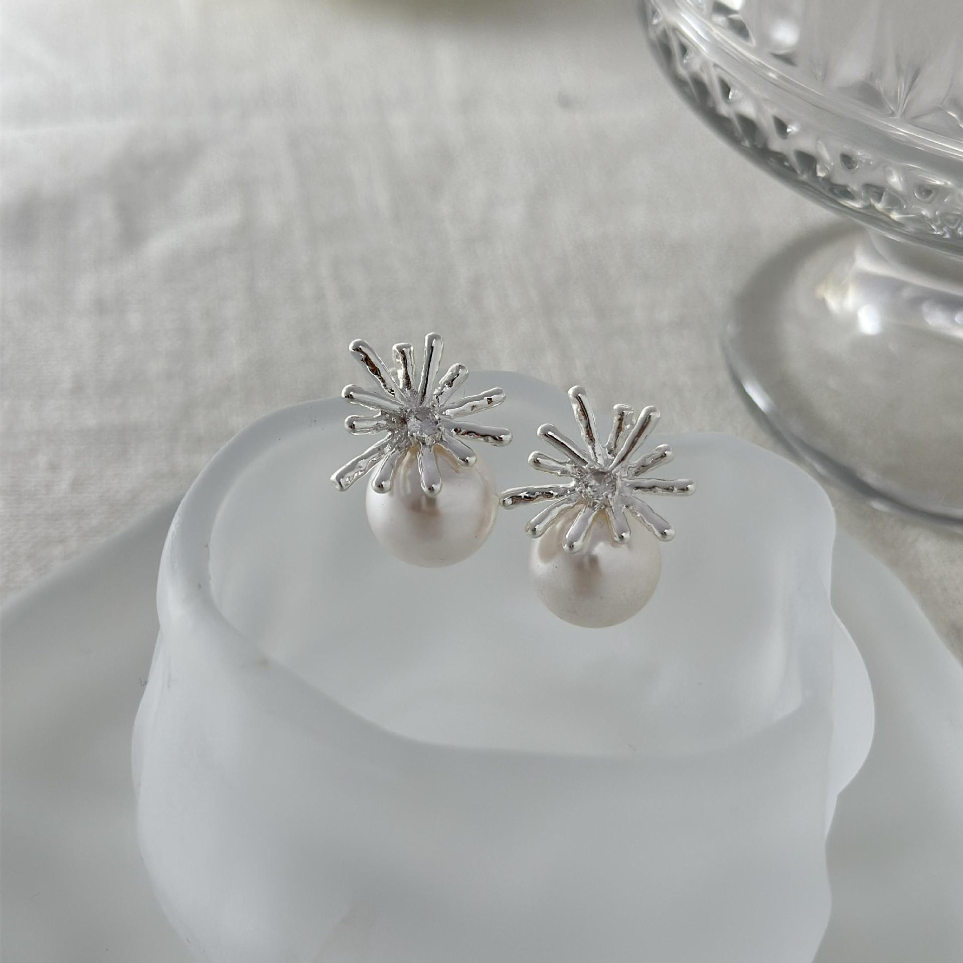 Cubic Zirconia And Pearl Stud Earrings For Everyday Elegance_voghion.com