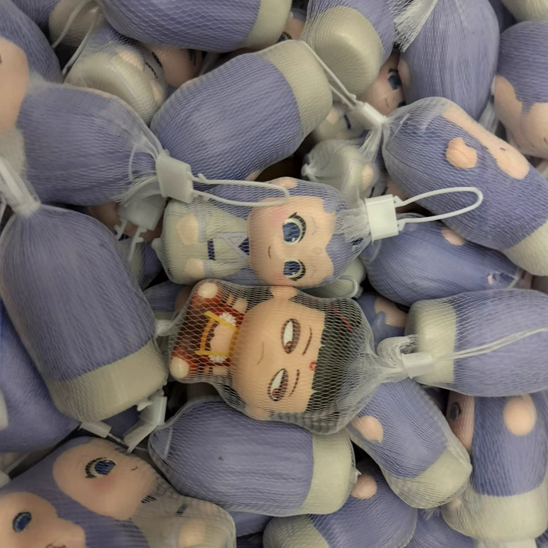 Нежа разжимает и сжимает музыку, разжимает куклу