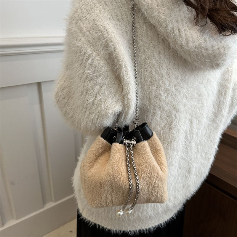 Mujeres de invierno de estilo extranjero bolsa de mochila de estilo extranjero personalidad 2024 nueva moda bolsa casual de moda dulce cadena bolsa de cubo de moda