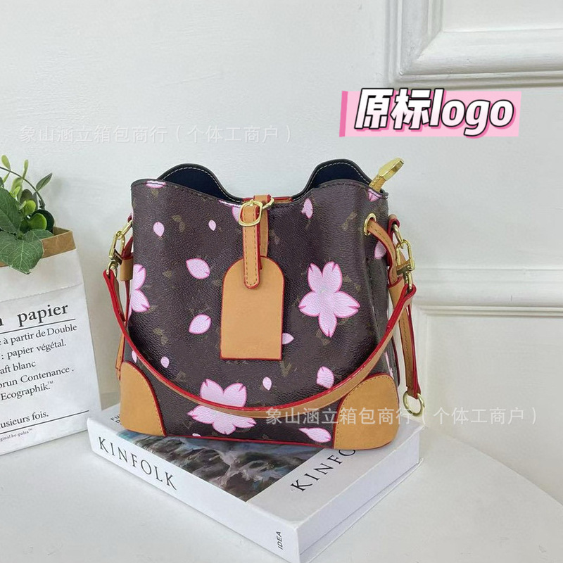 2025新款樱桃水桶女士手提包包百搭单肩斜挎包老花烧麦包外贸批发|undefined