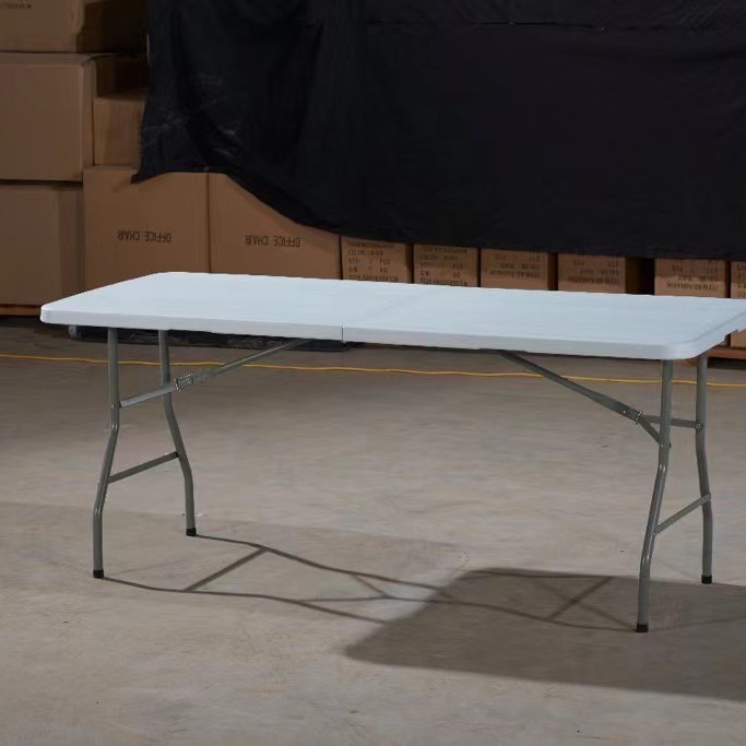 Puesto al aire libre mesa plegable simple portátil al por mayor mesa de camping y silla de oficina en casa tira de plástico noche mercado mesa de comedor