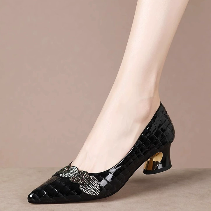 Женские туфли на блочном каблуке из лакированной кожи со стразами на среднем каблуке 2023, новые осенние женские туфли, универсальные туфли для мам с острым носком, большие размеры