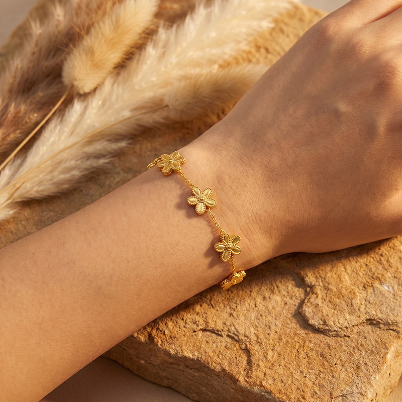 Tina Daisy acero inoxidable diseño simple pulsera de flores de ciruela dorada versátil no decolor joyas de acero de titanio para mujeres