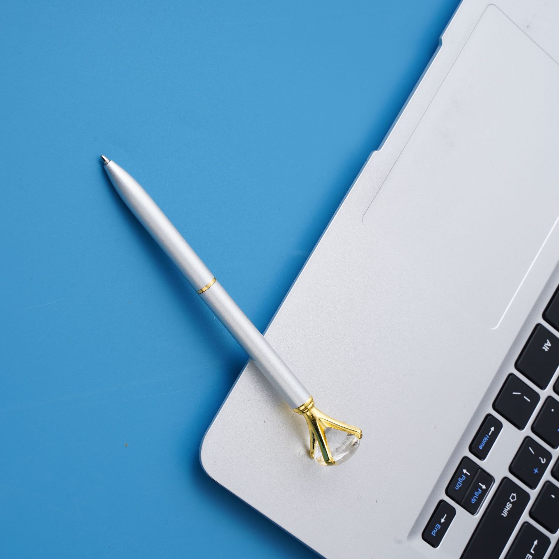 Fábrica al por mayor multicolor en stock bolígrafo de diamantes ins estilo Oficina pluma de metal Logotipo de impresión