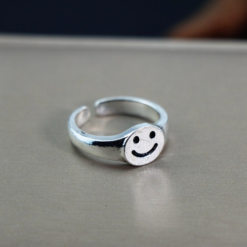 European and American-style personalized open faux-silver ring for women, multi-layered with a smiley face design, Instagram-inspired, Korean retro punk style, minimalist, for the index finger.